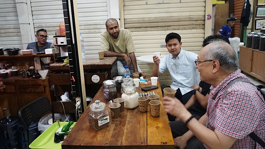 Popularitas kopi terus meningkat dari tahun ke tahun, terutama di kalangan anak muda hingga orang tua. (Bloomberg Technoz/Andrean Kristianto)