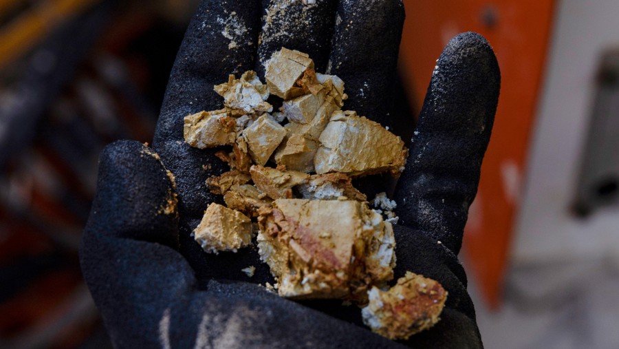 Sampel tanah pada proyek eksplorasi unsur tanah jarang Meteoric Resources di Caldas Novas, negara bagian Minas Gerais, Brasil./Bloomberg- Victor M.