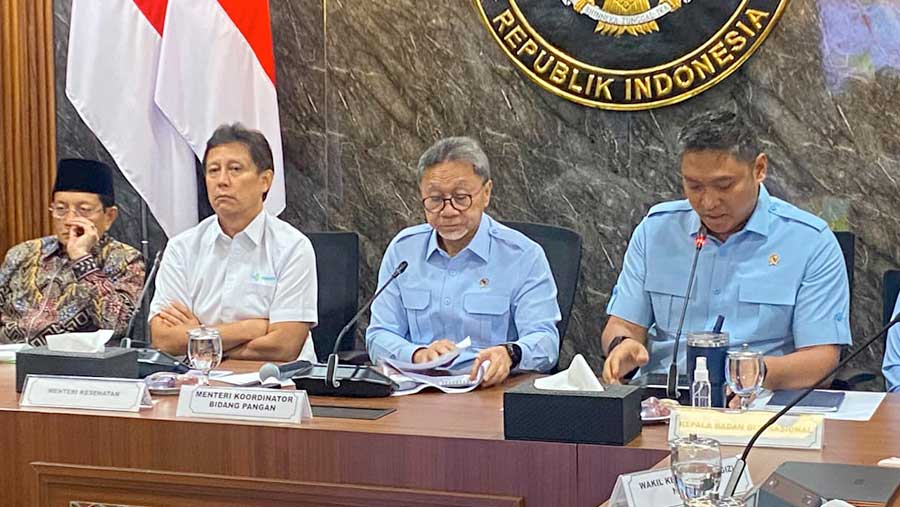 Menteri Sosial, Menteri Kesehatan, Menko dan Kepala BGN rapat terbatas bahas Program Makan Bergizi Gratis (MBG). (Bloomberg Technoz/Dinda Decembria)