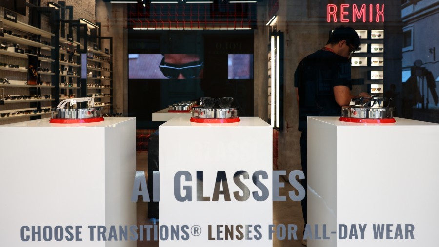 Kacamata pintar Ray-Ban Meta produksi EssilorLuxottica SA. dok: Alessia Pierdomenico/Bloomberg