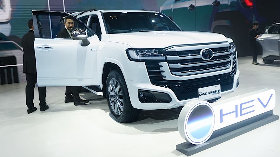 TAM resmi meluncurkan New Land Cruiser 300 Hybrid EV dengan harga Rp 2,716 miliar serta Land Cruiser 300 GR Sport Hybrid EV: Rp2,816 miliar.