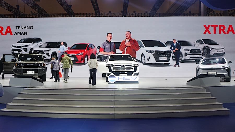 Toyota Land Cruiser FJ, Land Cruiser Hybrid dan  bZ4X Touring saat GIIAS 2026 di ICE BSD, Tangerang, Rabu (29/7/2026). (Bloomberg Technoz/Andrean K)