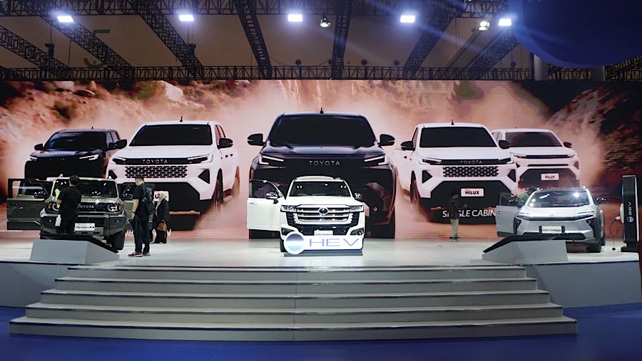 Toyota Land Cruiser FJ, Land Cruiser Hybrid dan bZ4X Touring saat GIIAS 2026 di ICE BSD, Tangerang, Rabu (29/7/2026). (Bloomberg Technoz/Andrean K)