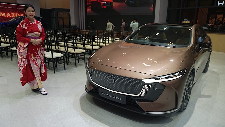 PT Eurokars Motor Indonesia (EMI) meluncurkan The All-New Mazda 6e Fastback dengan harga Rp850 juta (OTR Jakarta). (Bloomberg Technoz/Andrean K)