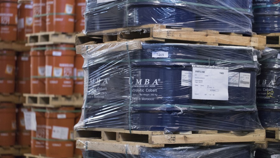 Tong berisi kobalt elektrolitik, di sebelah kanan, milik Cobalt 27 Capital Corp., diletakkan di atas palet di Rotterdam, Belanda./Bloomberg-Jasper J.