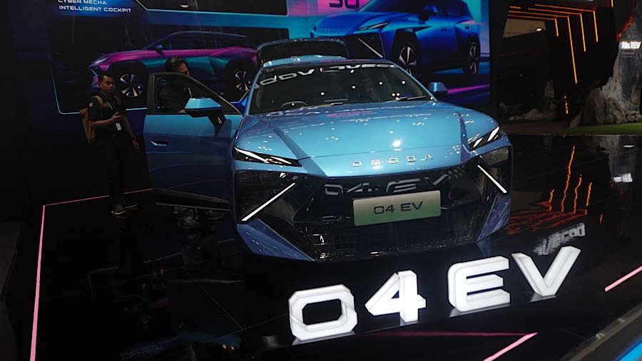 Omoda resmi membuka pemesanan Omoda O4 EV. Saat ini mobil tersebut sudah bisa dipesan, namun untuk harga masih belum diumumkan.