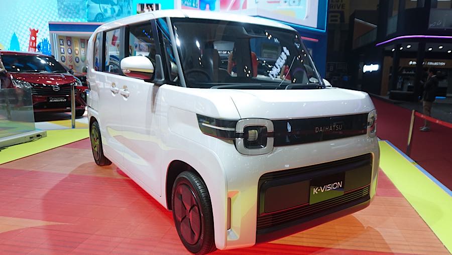 Mobil konsep lainnya yakni Daihatsu K-Vision yang mengusung konsep kei car khas Jepang yang dipadukan teknologi series hybrid.