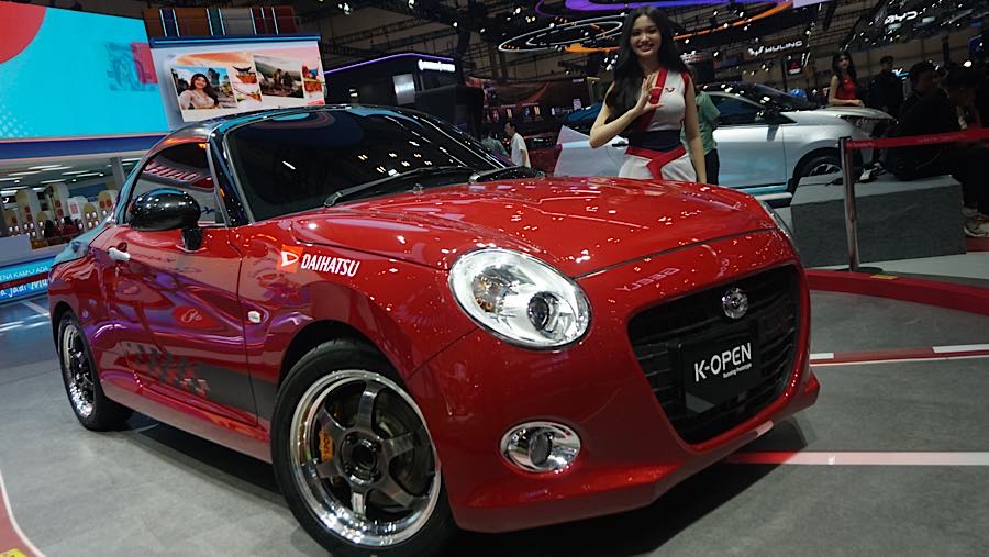 Daihatsu menghadirkan tiga mobil konsep salah satunya, yakni K-Open Running Prototype yang bergaya roadster dua pintu berukuran ringkas.