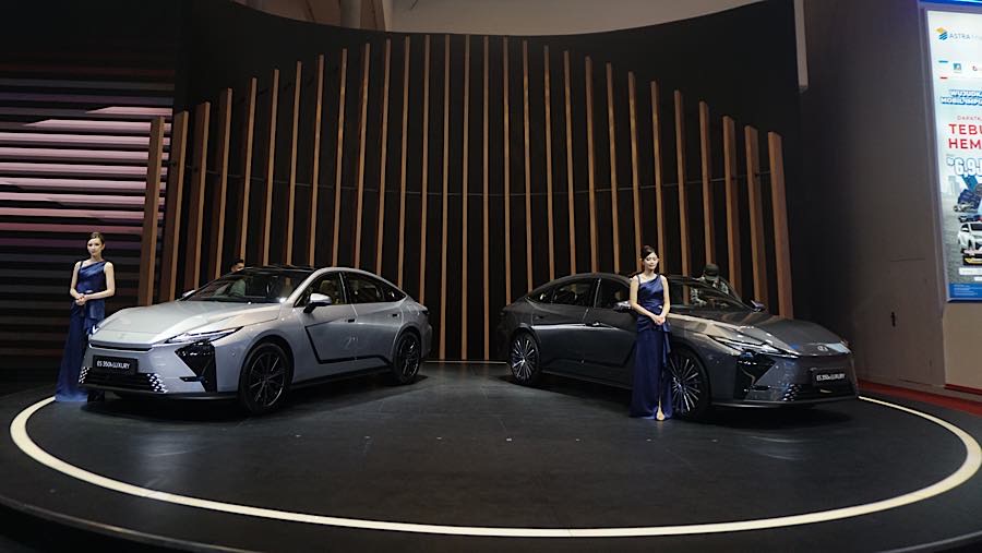 Lexus Indonesia resmi meluncurkan sedan listrik dan hybrid terbaru, Lexus ES. Untuk ES 350h Luxury Rp1.299.000.000 dan ES 350e Luxury: Rp1.480.000.000