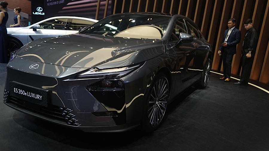 All-New Lexus ES 350e Luxury dibanderol Rp1,480 miliar berstatus on the road Jakarta. Mobil ini juga tersedia dengan pilihan hybrid.