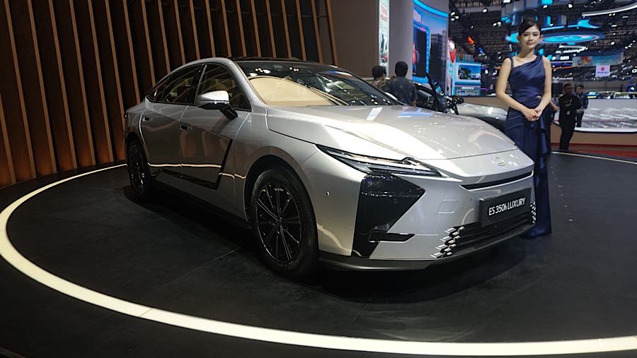 Lexus Indonesia meluncurkan sedan mewah Lexus ES 350h Luxury sebagai mobil hybrid dengan mesin empat silinder 2.500 cc dengan harga Rp1.299.000.000.