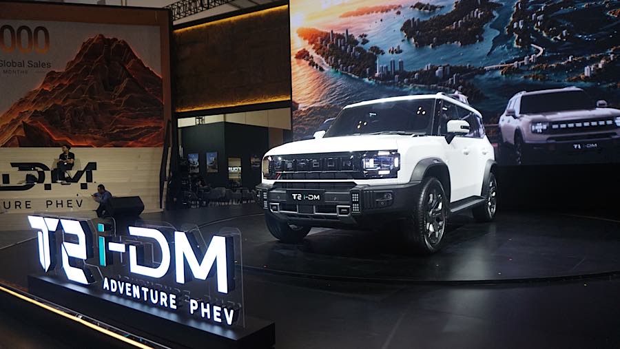 Jetour Sales Indonesia resmi meluncurkan seri T2 i-DM dengan plug in hybrid electric vehicle (PHEV) dengan harga Rp688 juta.