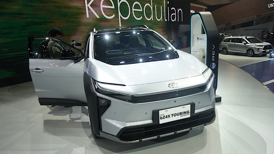 Selain itu Toyota juga menampilkan bZ4X Touring Battery EV yang dipasarkan di Indonesia dengan harga Rp 889 juta (OTR Jakarta).