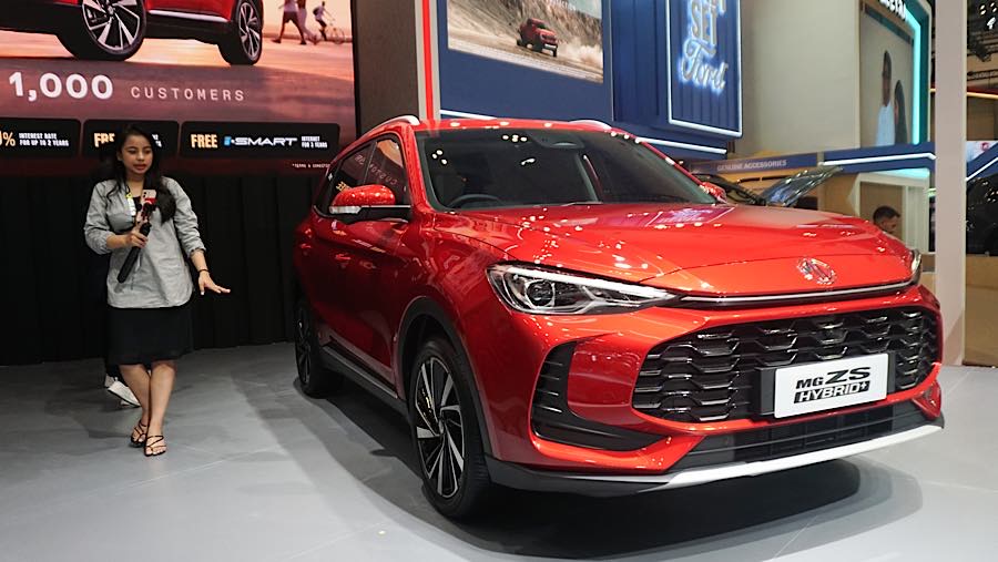MG memperkenalkan ZS Hybrid+, SUV kompak yang kini dibekali teknologi full hybrid untuk meningkatkan efisiensi bahan bakar. (Bloomberg Technoz/Andre)