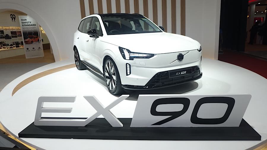 Volvo Car Indonesia resmi menghadirkan mobil listrik flagship terbarunya, Volvo EX90 yang dibanderol Rp 2.550.000.000. untuk pasar Indonesia.