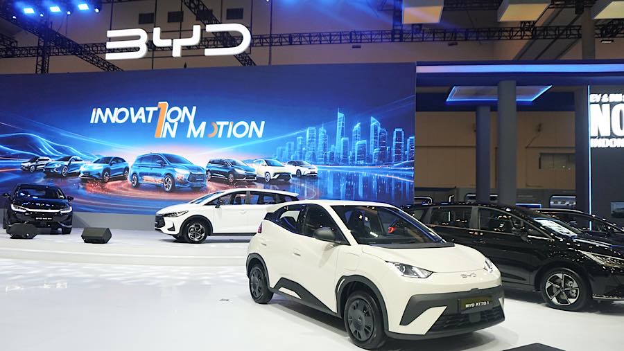 Sejumlah mobil BYD dipamerkan dalam ajang pameran otomotif GIIAS 2026 di ICE BSD, Tangerang, Rabu (29/7/2026). (Bloomberg Technoz/Andrean Kristianto)