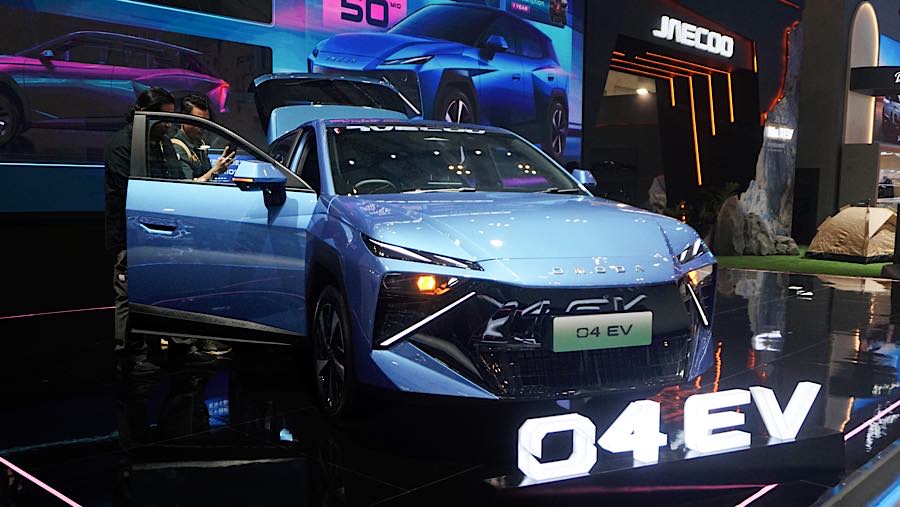 Omoda & Jaecoo turut meramaikan kompetisi dengan meluncurkan mobil listrik Omoda O4 EV membuka pemesanan meski harga resmi belum dirilis.