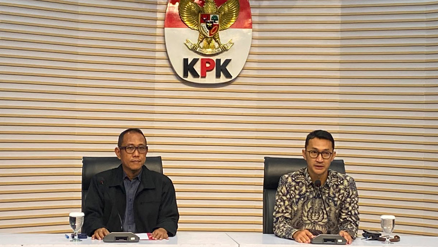 Plh Direktur Penyidikan KPK Ahmad Taufik Husein dan juru bicara Budi Prasetyo. (Dovana/Bloomberg Technoz)