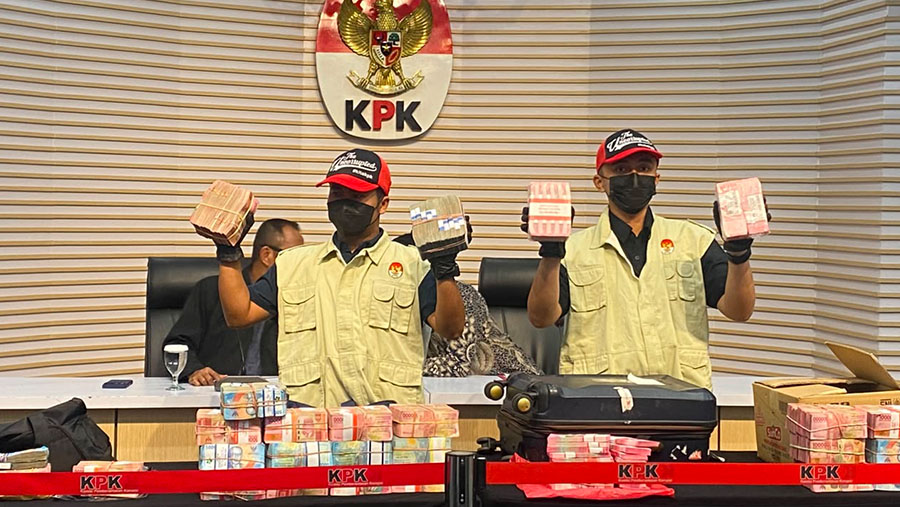 KPK ungkap barang bukti OTT Bupati Pemalang Anom Widiyantoro. (Dovana/Bloomberg Technoz)