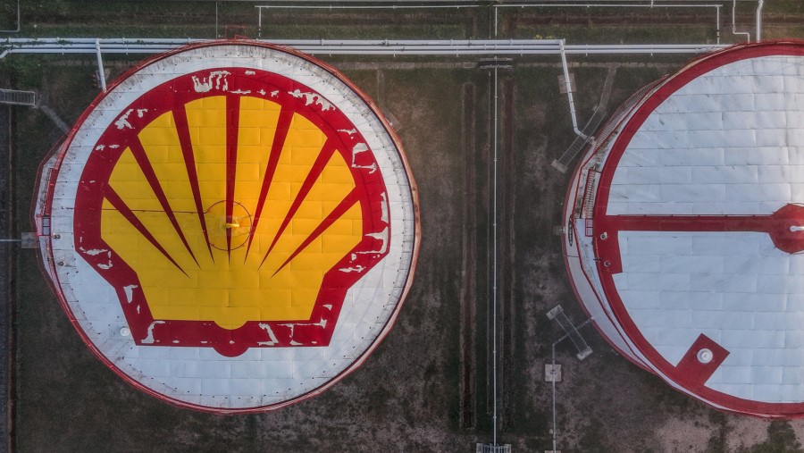 Logo Shell Plc. di tangki penyimpanan minyak./Bloomberg-Chris Ratcliffe