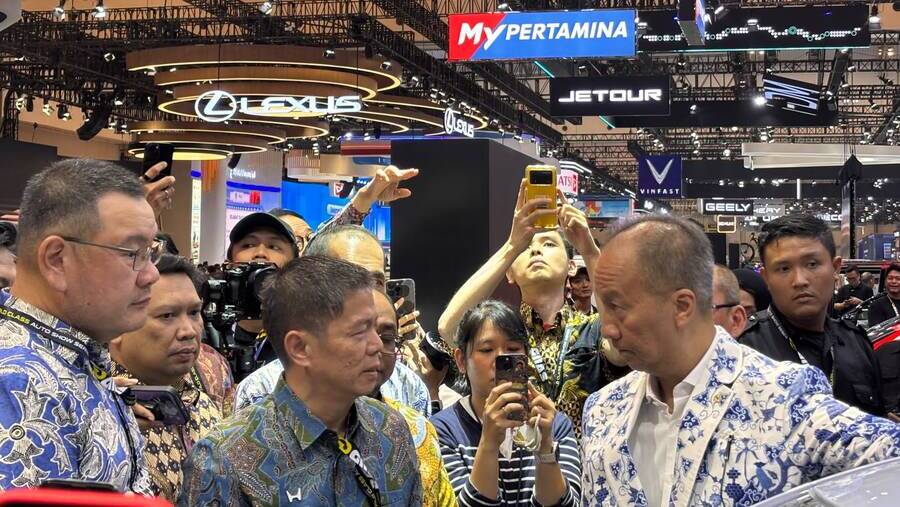 Menteri Perindustrian Agus Gumiwang Kartasasmita Mengunjungi Salah Satu Booth di GIIAS 2026 (Bloomberg Technoz/ Lisa Listiani)
