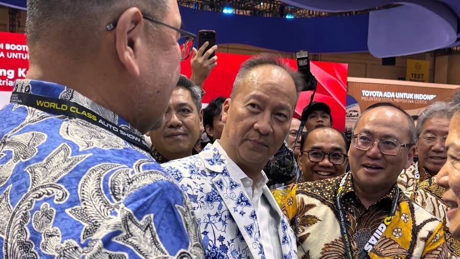 Menteri Perindustrian Agus Gumiwang Kartasasmita Mengunjungi Salah Satu Booth di GIIAS 2026 (Bloomberg Technoz/ Lisa Listiani)