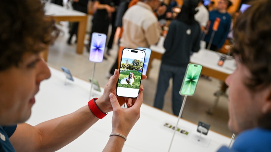 Pengunjung membuka aplikasi foto di perangkat iPhone dari Apple Inc. Chris J. Ratcliffe/Bloomberg