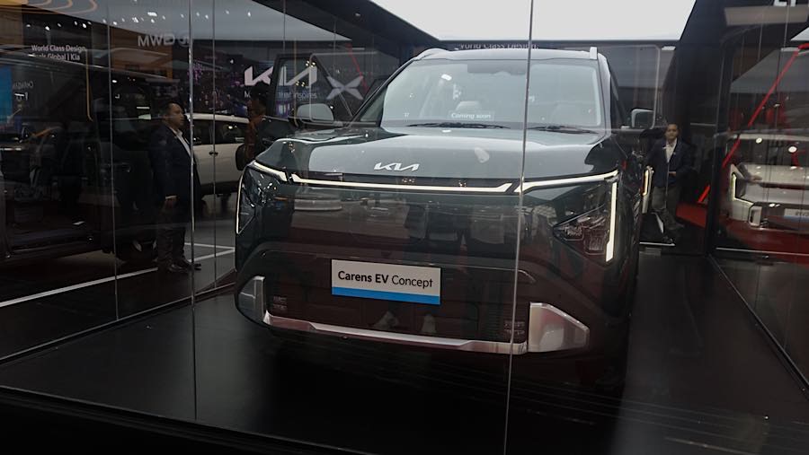 Kia Sales Indonesia resmi memperkenalkan Kia Carens EV Concept yang akan diproduksi secara lokal di Indonesia pada bulan November.