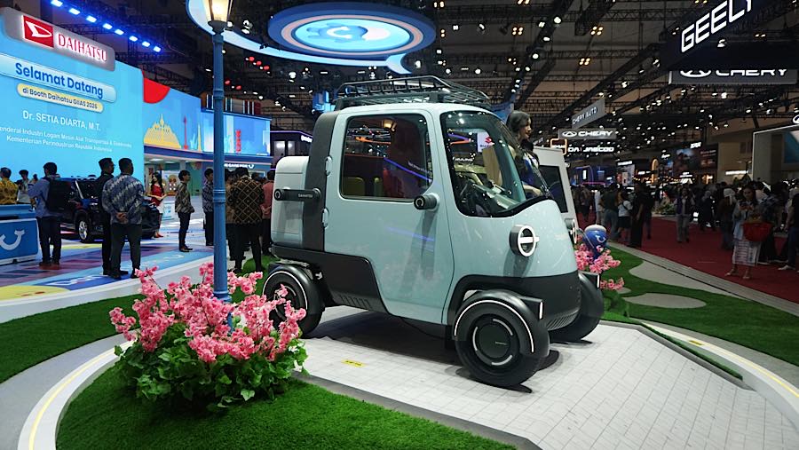 Daihatsu Midget X juga menjadi perhatian pengunjunh GIIA 2026 yang mengusung konfigurasi kabin 1+2 penumpang. (Bloomberg Technoz/Andream Kristianto)