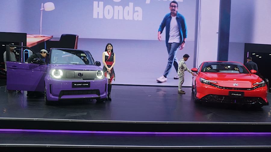 Honda Super-One dan Honda Prelude dipamerkan saat pameran otomotif GIIAS 2026 di ICE BSD, Tangerang, Kamis (30/7/2026). (Bloomberg Technoz/Andrean K)