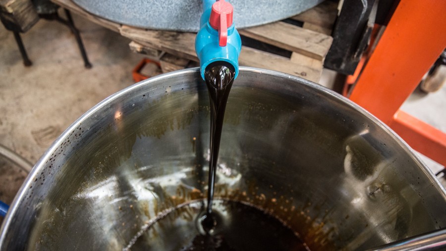 Molase dituangkan ke dalam bak di sebuah tempat penyulingan di Kamboja. (Fotografer: Taylor Weidman/Bloomberg)