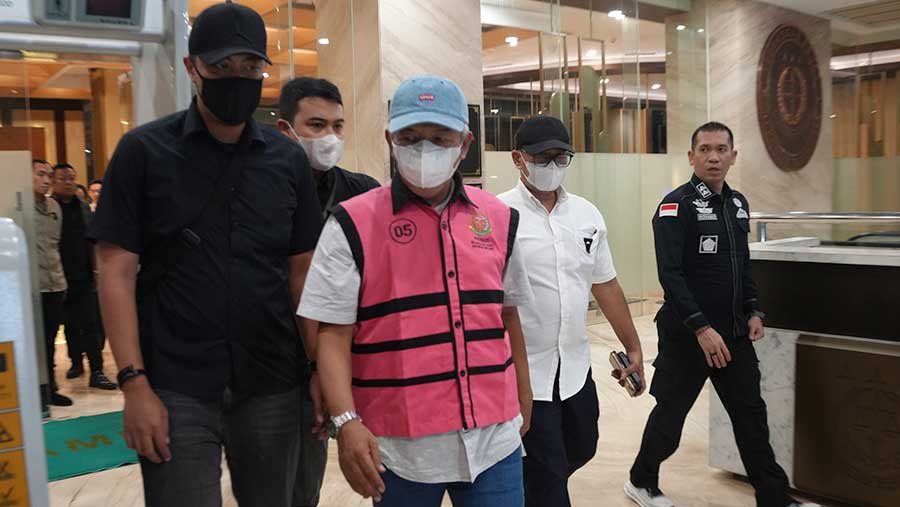 Jaksa tahan pengusaha asal Jambi, Nurman Herin di kasus dugaan TPPU eks Jampidsus Febrie Adriansyah. (Dok. Kejaksaan Agung)
