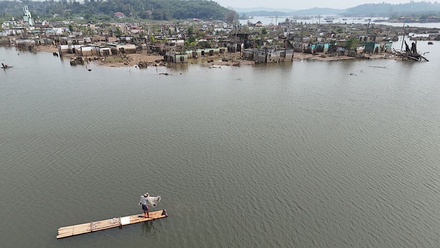 Sisa bangunan terlihat kembali saat kawasan Bendungan Karian mengering di Kampung Somang, Banten, Jumat (31/7/2026). (Bloomberg Techoz/Andrean K)