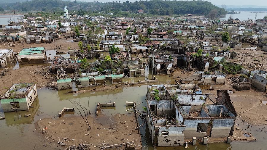 Sisa bangunan terlihat kembali saat kawasan Bendungan Karian mengering di Kampung Somang, Banten, Jumat (31/7/2026). (Bloomberg Techoz/Andrean K)