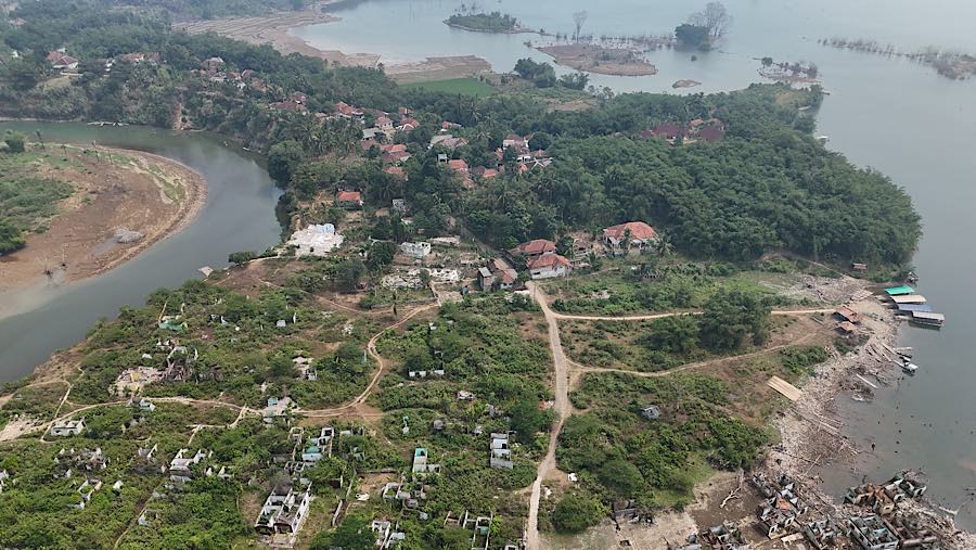 Sisa bangunan terlihat kembali saat kawasan Bendungan Karian mengering di Kampung Somang, Banten, Jumat (31/7/2026). (Bloomberg Techoz/Andrean K)