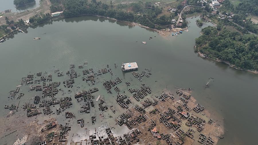 Sisa bangunan terlihat kembali saat kawasan Bendungan Karian mengering di Kampung Somang, Banten, Jumat (31/7/2026). (Bloomberg Techoz/Andrean K)