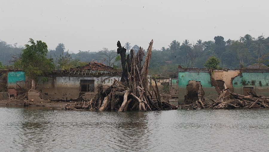 Sisa bangunan terlihat kembali saat kawasan Bendungan Karian mengering di Kampung Somang, Banten, Jumat (31/7/2026). (Bloomberg Techoz/Andrean K)