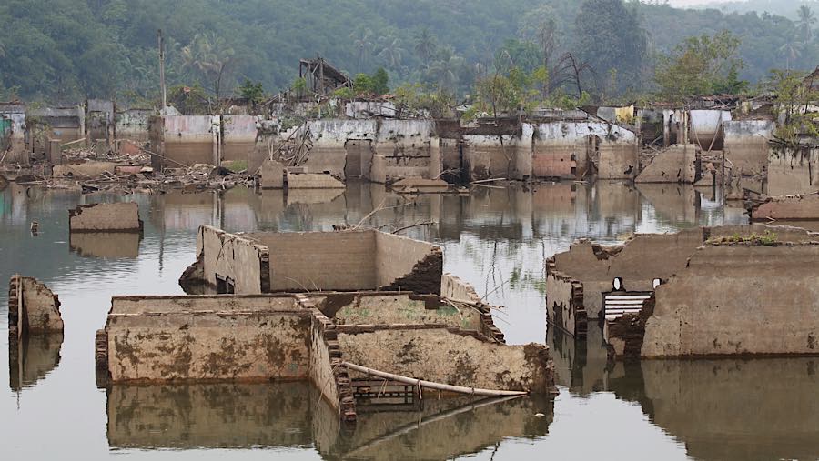 Sisa bangunan terlihat kembali saat kawasan Bendungan Karian mengering di Kampung Somang, Banten, Jumat (31/7/2026). (Bloomberg Techoz/Andrean K)