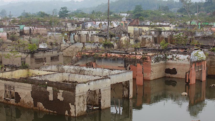 Sisa bangunan terlihat kembali saat kawasan Bendungan Karian mengering di Kampung Somang, Banten, Jumat (31/7/2026). (Bloomberg Techoz/Andrean K)