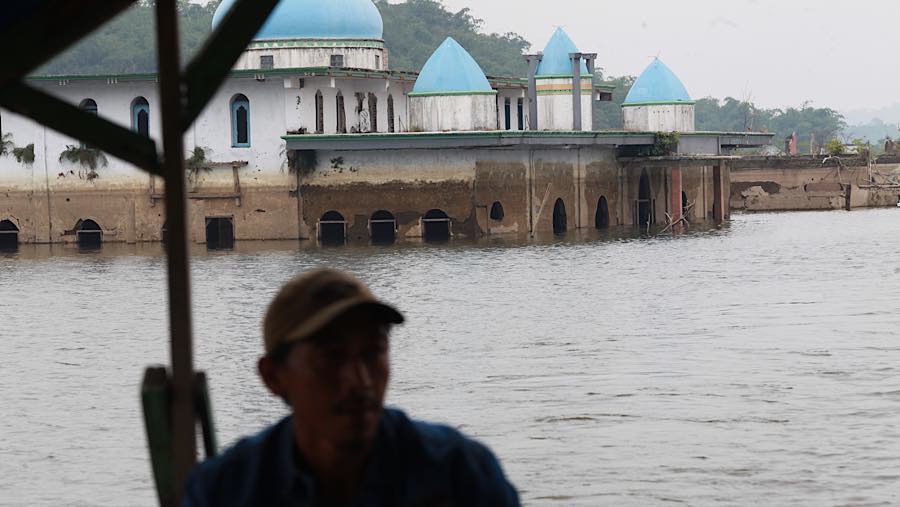 Sisa bangunan terlihat kembali saat kawasan Bendungan Karian mengering di Kampung Somang, Banten, Jumat (31/7/2026). (Bloomberg Techoz/Andrean K)