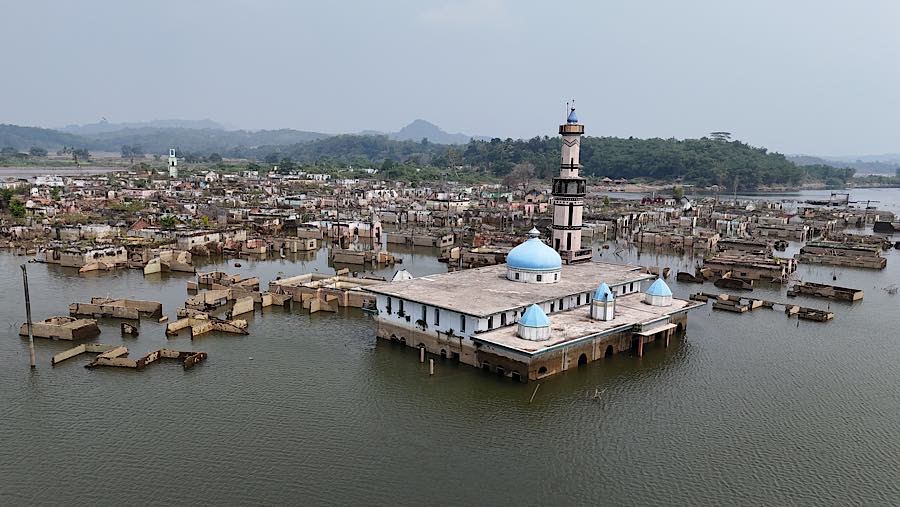Sisa bangunan terlihat kembali saat kawasan Bendungan Karian mengering di Kampung Somang, Banten, Jumat (31/7/2026). (Bloomberg Techoz/Andrean K)
