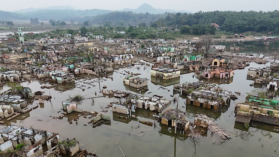 Sisa bangunan terlihat kembali saat kawasan Bendungan Karian mengering di Kampung Somang, Banten, Jumat (31/7/2026). (Bloomberg Techoz/Andrean K)