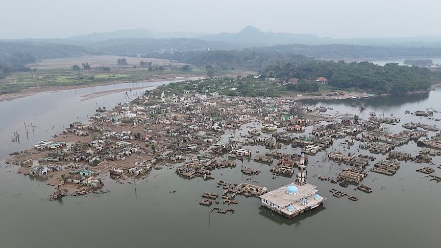 Sisa bangunan terlihat kembali saat kawasan Bendungan Karian mengering di Kampung Somang, Banten, Jumat (31/7/2026). (Bloomberg Techoz/Andrean K)