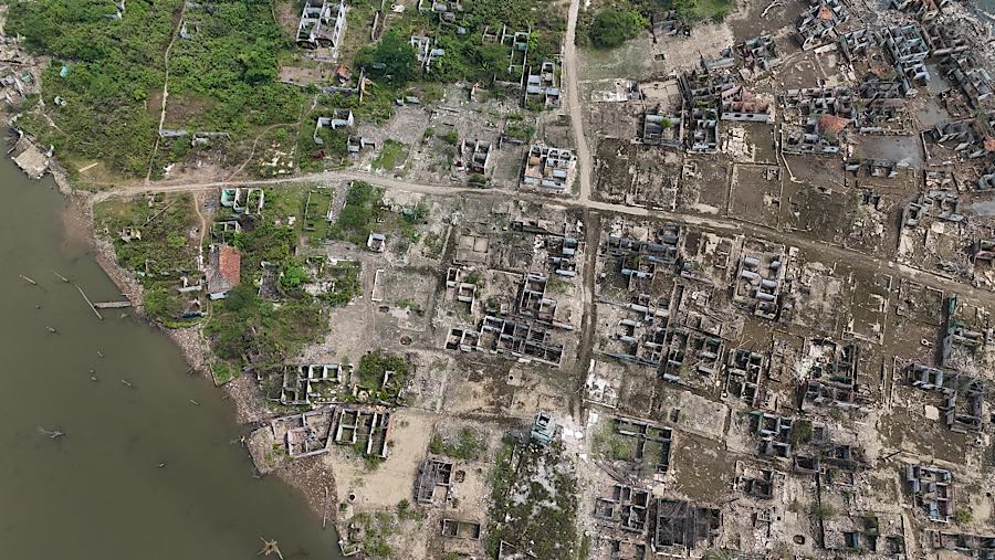 Sisa bangunan terlihat kembali saat kawasan Bendungan Karian mengering di Kampung Somang, Banten, Jumat (31/7/2026). (Bloomberg Techoz/Andrean K)
