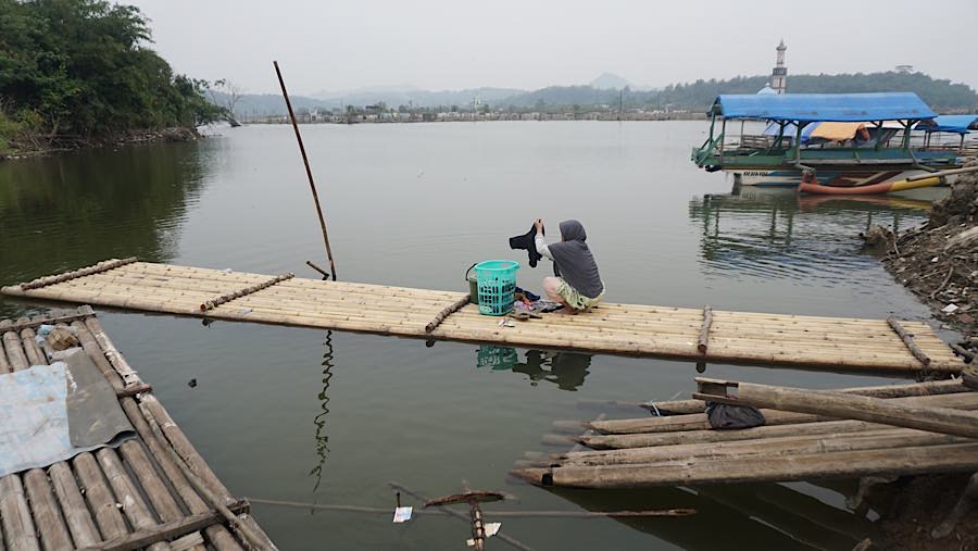 Warga mencuci baju di kawasan Bendungan Karian, Kampung Somang, Lebak, Banten, Jumat (31/7/2026). (Bloomberg Techoz/Andrean Kristianto)