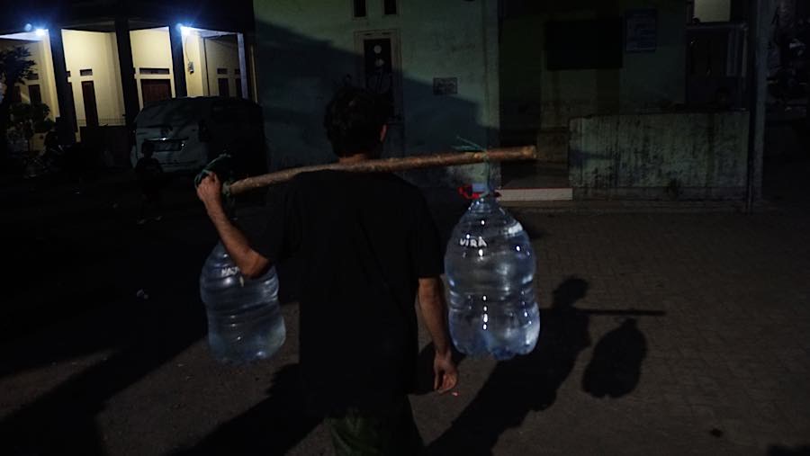 Warga di kampung ini tidak memiliki sumur sehingga mengandalkan mata air untuk mendapatkan air bersih. (Bloomberg Technoz/Andrean Kristianto)