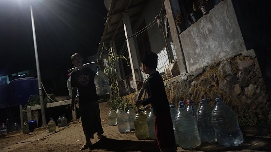 Menurut warga, mereka sudah kesulitan mendapatkan air bersih sejak tiga bulan lalu. (Bloomberg Technoz/Andrean Kristianto)