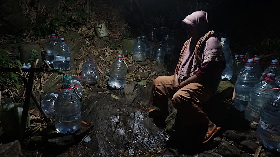 Hampir dua jam warga rela menunggu agar air dapat mengisi galon berisi 15 liter. (Bloomberg Technoz/Andrean Kristianto)