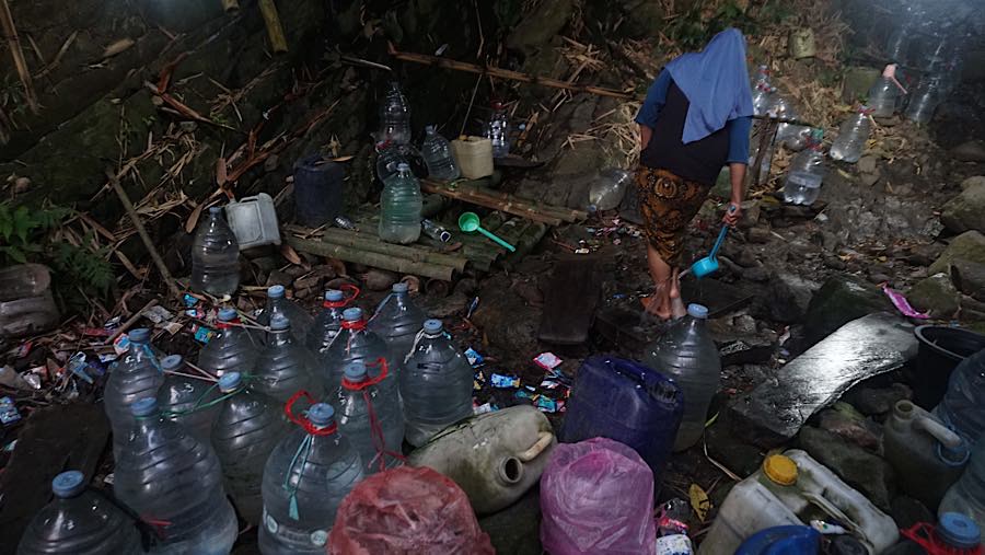 Sebelum ada bantuan air, lokasi ini juga sering dijadikan tempat bagi warga mandi hingga mencuci. (Bloomberg Technoz/Andrean Kristianto)