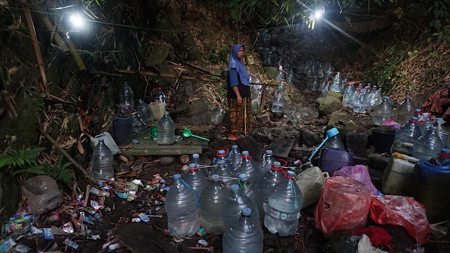Mereka datang bukan untuk mencari suasana sore, melainkan mengambil air bersih yang tersisa di tengah kemarau.(Bloomberg Technoz/Andrean Kristianto)